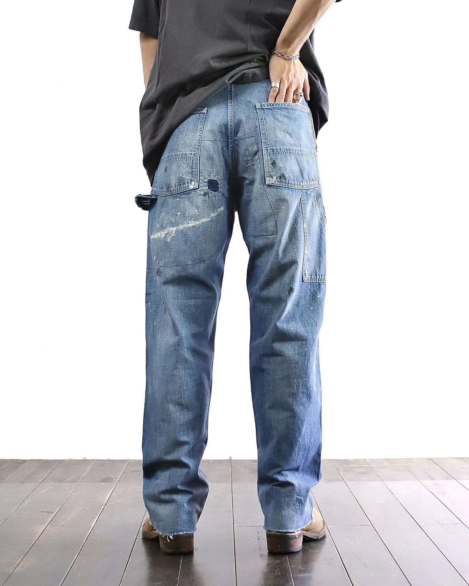 SAINT Mxxxxxx SAINT_DENIM PANTS/PAINTER /BLUE Logging trousers with knife-cut holes and splashed ink. Patch jeans. Blue S-XL. All accessories are molded and customized. Super heavy work. Washed and distressed. Knife-cut holes. Artificial splashed ink graffiti. Authentic version. Loose and stylish.